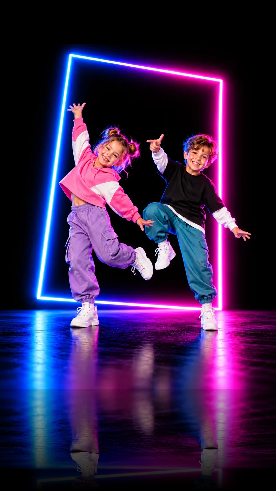 Een meisje met twee knotjes en een jongen dansen samen in een neonkader